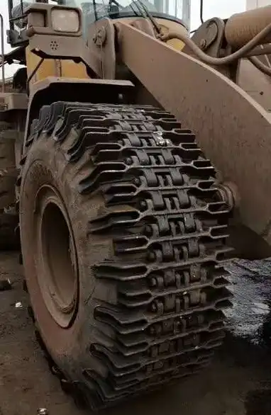 Why are loader tire anti-skid tracks suitable for 50-ton loaders?