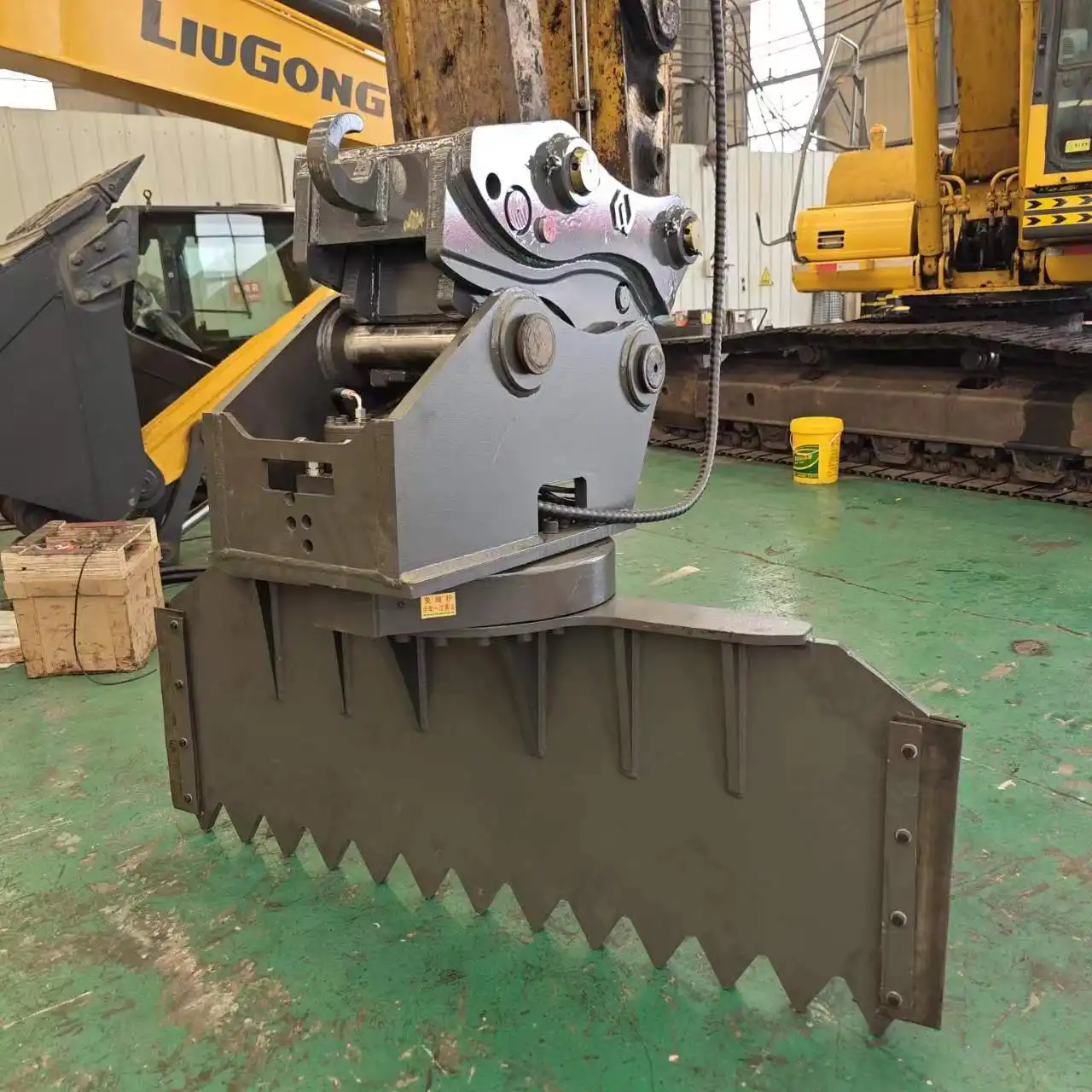 How does the 360-degree rotation of the excavator rotating scraper enhance versatility?